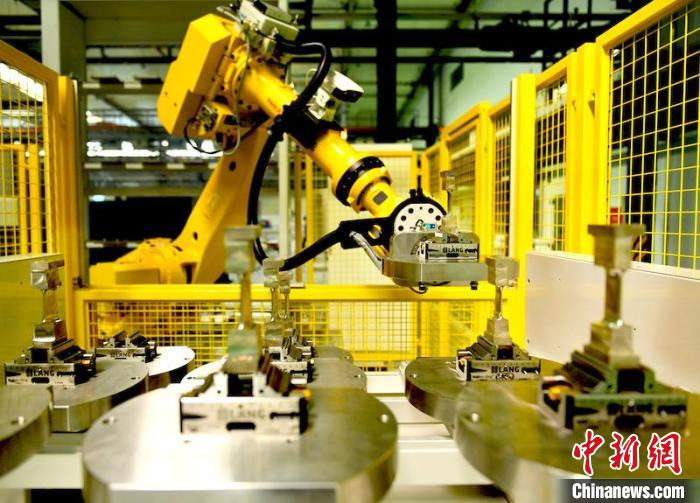 产线机器人放置完工叶片。　刘岗 摄