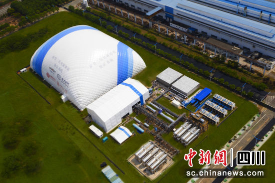 项目像一座蓝白相间的“小山”。永信贵宾会官网汽轮机 供图